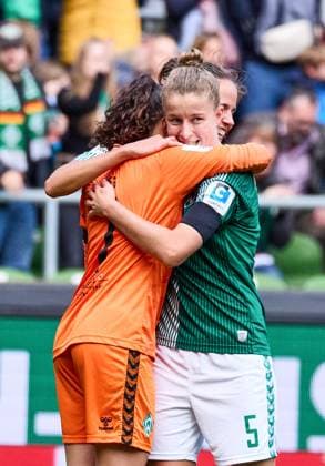 Michelle Ulbrich SV Werder Bremen 05 , Livia Peng SV Werder Bremen 01 and Hanna Nemeth SV Werder Bremen 23 cheer and are happy about the victory for Werder Bremen with 3 0 GER, SV Werder Bremen 1 FC Koeln, Soccer, Womens Bundesliga, 4 Matchday, Season 2023 2024, 14 10 2023 GER, SV Werder Bremen 1 FC Koeln, Soccer, Womens Bundesliga, 4 Matchday, Season 2023 2024, 14 10 2023 Bremen Copyright: xEibner-Pressefoto xStephaniexZerx EP_SZE