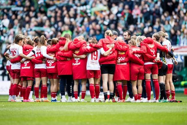 GOOGLE PIXEL Womens Bundesliga, SV Werder Bremen 1 FC Koeln 14 10 2023 Team circle of 1 FC Koeln women after defeat GOOGLE PIXEL Womens Bundesliga, SV Werder Bremen 1 FC Koeln, Bremen, wohninvest Weserstadion on 14 10 2023 DFB REGULATIONS PROHIBIT ANY USE OF PHOTOGRAPHS AS IMAGE SEQUENCES AND OR QUASI VIDEO Copyright: xBEAUTIFULxSPORTS Wunderlx