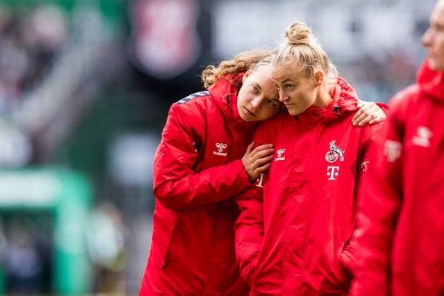 GOOGLE PIXEL Womens Bundesliga, SV Werder Bremen 1 FC Koeln 14 10 2023 Lotta Cordes 1 FC Koeln, 6 , Lena Uebach 1 FC Koeln, 27 hug down GOOGLE PIXEL Womens Bundesliga, SV Werder Bremen 1 FC Koeln, Bremen, wohninvest Weserstadion on 14 10 2023 DFB REGULATES PROHIBIT ANY USE OF PHOTOGRAPHS AS IMAGE SEQUENCES AND OR QUASI VIDEO Copyright: xBEAUTIFULxSPORTS Wunderlx