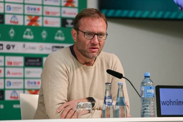 v li Thomas Horsch coach, head coach, SV Werder Bremen during press conference, portrait, close-up, single photo, single image, THE DFB REGULATIONS PROHIBIT ANY USE OF PHOTOGRAPHS AS IMAGE SEQUENCES AND OR QUASI VIDEO , 14 10 2023, Bremen Germany , Football , Google Pixel Womens Bundesliga , SV Werder Bremen 1 FC Köln xobx