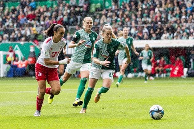 GOOGLE PIXEL Womens Bundesliga, SV Werder Bremen 1 FC Koeln 14 10 2023 Natalia Padilla Bidas 1 FC Koeln, 22 , Nina Luehrssen SV Werder Bremen, 27 GOOGLE PIXEL Womens Bundesliga, SV Werder Bremen 1 FC Koeln, Bremen, wohninvest Weserstadion am 14 10 2023 DFB REGULATIONS PROHIBIT ANY USE OF PHOTOGRAPHS AS IMAGE SEQUENCES AND OR QUASI VIDEO Copyright: xBEAUTIFULxSPORTS Wunderlx