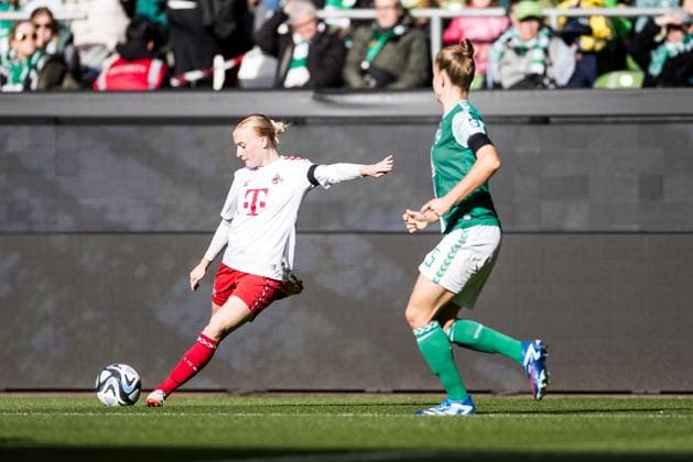 GOOGLE PIXEL Womens Bundesliga, SV Werder Bremen 1 FC Koeln 14 10 2023 Anna Gerhardt 1 FC Koeln, 21 , Michelle Ulbrich SV Werder Bremen, 5 GOOGLE PIXEL Womens Bundesliga, SV Werder Bremen 1 FC Koeln, Bremen, wohninvest Weserstadion am 14 10 2023 DFB REGULATIONS PROHIBIT ANY USE OF PHOTOGRAPHS AS IMAGE SEQUENCES AND OR QUASI VIDEO Copyright: xBEAUTIFULxSPORTS Wunderlx