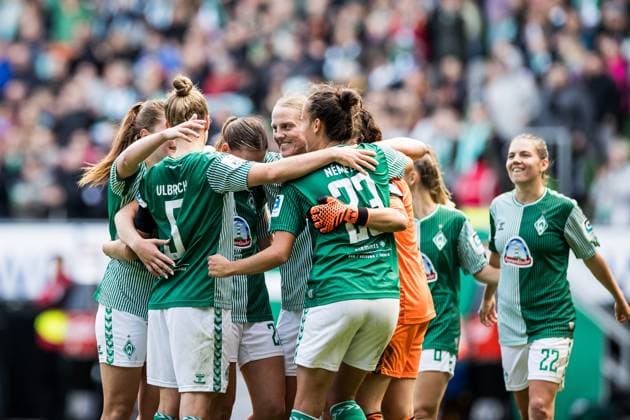 GOOGLE PIXEL Womens Bundesliga, SV Werder Bremen 1 FC Koeln 14 10 2023 Jubilations after the final whistle among the Bremen players Juliane Wirtz SV Werder Bremen, 28 , Lina Hausicke SV Werder Bremen, 18 GOOGLE PIXEL Womens Bundesliga, SV Werder Bremen 1 FC Koeln, Bremen, wohninvest Weserstadion on 14 10 2023 DFB REGULATES PROHIBIT ANY USE OF PHOTOGRAPHS AS IMAGE SEQUENCES AND OR QUASI VIDEO Copyright: xBEAUTIFULxSPORTS Wunderlx