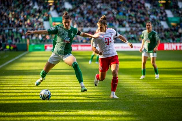 GER, FFBL, SV Werder Bremen vs 1 FC Koeln 14 10 2023, wohninvest WESERSTADION, GER, FFBL, SV Werder Bremen vs 1 FC Koeln in picture duel duel between Chiara Hahn SV Werder Bremen 21 and Martyna Wiankowska 1 FC Koeln 26 , nordphotoxGmbHx xRauch nph00251