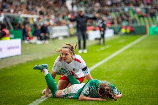 GER, FFBL, SV Werder Bremen vs 1 FC Koeln 14 10 2023, wohninvest WESERSTADION, GER, FFBL, SV Werder Bremen vs 1 FC Koeln in picture duel duel between Chiara Hahn SV Werder Bremen 21 vs Lotta Cordes 1 FC Koeln 06 , nordphotoxGmbHx xRauch nph00251
