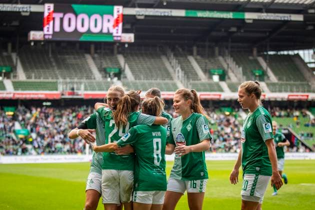 GER, FFBL, SV Werder Bremen vs 1 FC Koeln 14 10 2023, wohninvest WESERSTADION, GER, FFBL, SV Werder Bremen vs 1 FC Koeln in picture Goal celebrations, cheers, Melina Kunkel SV Werder Bremen 29 scores 3 0, cheers with the team, nordphotoxGmbHx xRauch nph00251
