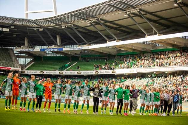 GER, FFBL, SV Werder Bremen vs 1 FC Koeln 14 10 2023, wohninvest WESERSTADION, GER, FFBL, SV Werder Bremen vs 1 FC Koeln in picture The Werder women cheer and are celebrated in front of the Ostkurve, nordphotoxGmbHx xRauch nph00251