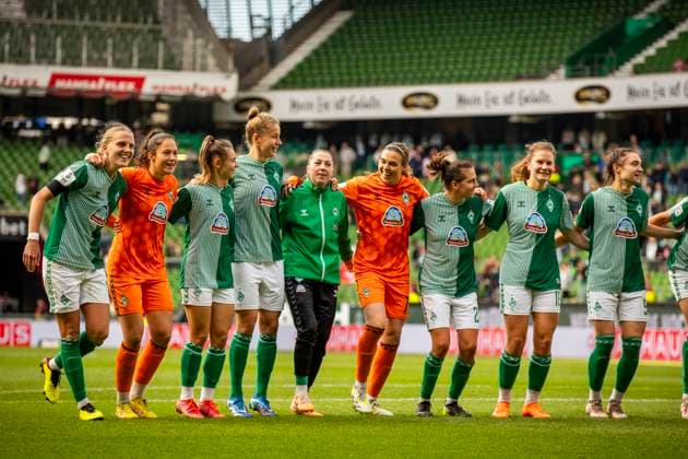 GER, FFBL, SV Werder Bremen vs 1 FC Koeln 14 10 2023, wohninvest WESERSTADION, GER, FFBL, SV Werder Bremen vs 1 FC Koeln in picture The Werder women cheer and are celebrated in front of the Ostkurve, nordphotoxGmbHx xRauch nph00251