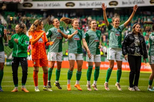 GER, FFBL, SV Werder Bremen vs 1 FC Koeln 14 10 2023, wohninvest WESERSTADION, GER, FFBL, SV Werder Bremen vs 1 FC Koeln in picture The Werder women cheer and are celebrated in front of the Ostkurve, nordphotoxGmbHx xRauch nph00251