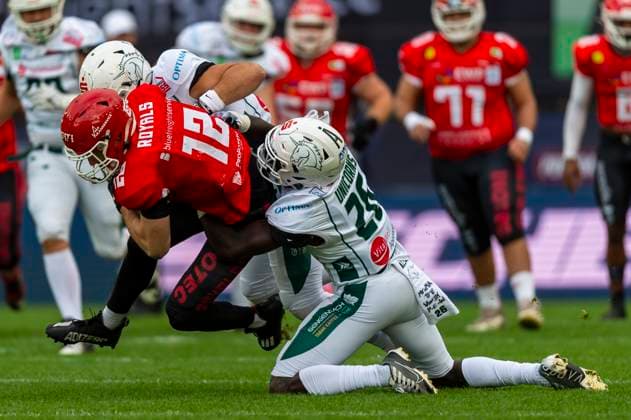 Jonell Pelie 29, inside linebacker, Schwaebisch Hall Unicorns stops Simon Fons 12, WR, Potsdam Royals GER, Potsdam Royals vs Schwaebisch Hall Unicorns, GFL, season 2023, GFL Bowl, finals, 14 10 2023, GER, Potsdam Royals vs Schwaebisch Hall Unicorns, GFL, season 2023, GFL Bowl, finals, 14 10 2023 Essen Copyright: xEibner-Pressefotox EP_FWF