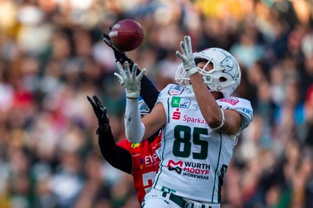 Catch by Julius Klenk 85, wide receiver, Schwaebisch Hall Unicorns off Ryan Webb 2, DB, Potsdam Royals GER, Potsdam Royals vs Schwaebisch Hall Unicorns, GFL, season 2023, GFL Bowl, finals, 14 10 2023, GER, Potsdam Royals vs Schwaebisch Hall Unicorns, GFL, season 2023, GFL Bowl, finals, 14 10 2023 Essen Copyright: xEibner-Pressefotox EP_FWF