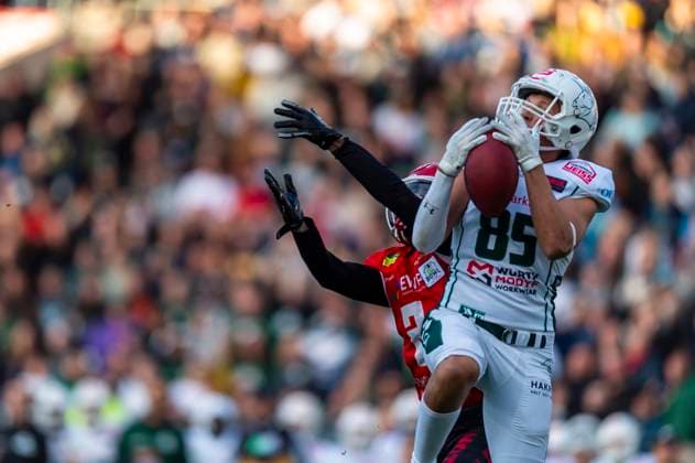 Catch by Julius Klenk 85, wide receiver, Schwaebisch Hall Unicorns off Ryan Webb 2, DB, Potsdam Royals GER, Potsdam Royals vs Schwaebisch Hall Unicorns, GFL, season 2023, GFL Bowl, finals, 14 10 2023, GER, Potsdam Royals vs Schwaebisch Hall Unicorns, GFL, season 2023, GFL Bowl, finals, 14 10 2023 Essen Copyright: xEibner-Pressefotox EP_FWF