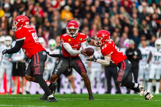 Handoff from Jaylon Henderson 8, QB, Potsdam Royals to Gennadiy Adams 23, RB, Potsdam Royals before that Jerome Valbon 89, TE, Potsdam Royals GER, Potsdam Royals vs Schwaebisch Hall Unicorns, GFL, season 2023, GFL Bowl, finals, 14 10 2023, GER, Potsdam Royals vs Schwaebisch Hall Unicorns, GFL, season 2023, GFL Bowl, finals, 14 10 2023 Essen Copyright: xEibner-Pressefotox EP_FWF