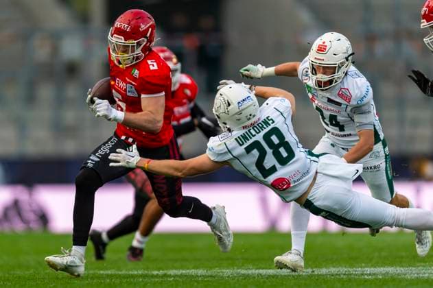 Jan Klenk 28, cornerback, Schwaebisch Hall Unicorns flies past Thomas Jenkins 5, WR, Potsdam Royals GER, Potsdam Royals vs Schwaebisch Hall Unicorns, GFL, season 2023, GFL Bowl, finals, 14 10 2023, GER, Potsdam Royals vs Schwaebisch Hall Unicorns, GFL, season 2023, GFL Bowl, finals, 14 10 2023 Essen Copyright: xEibner-Pressefotox EP_FWF