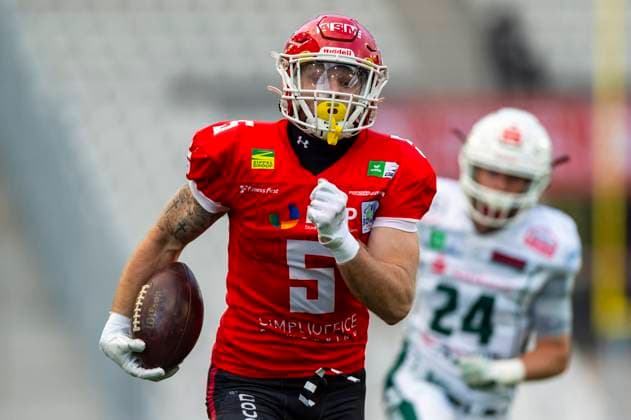 Thomas Jenkins 5, WR, Potsdam Royals escapes Tim Eckelmann 24, safety, Schwaebisch Hall Unicorns GER, Potsdam Royals vs Schwaebisch Hall Unicorns, GFL, season 2023, GFL Bowl, finals, 14 10 2023, GER, Potsdam Royals vs Schwaebisch Hall Unicorns, GFL, season 2023, GFL Bowl, finals, 14 10 2023 Essen Copyright: xEibner-Pressefotox EP_FWF