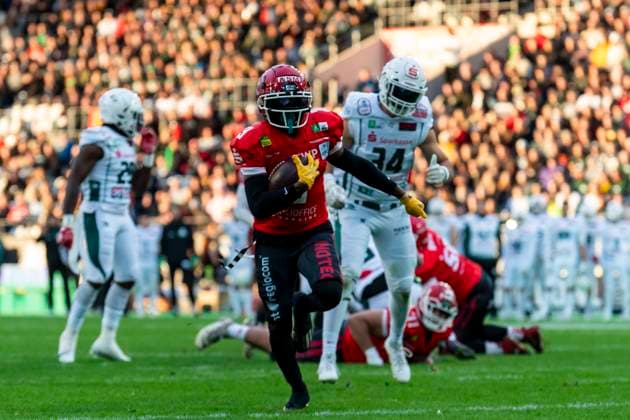 Touchdown by Brandon Polk 3, WR, Potsdam Royals off Adrian Fiedler 34, inside linebacker, Schwaebisch Hall Unicorns GER, Potsdam Royals vs Schwaebisch Hall Unicorns, GFL, season 2023, GFL Bowl, finals, 14 10 2023, GER, Potsdam Royals vs Schwaebisch Hall Unicorns, GFL, season 2023, GFL Bowl, finals, 14 10 2023 Essen Copyright: xEibner-Pressefotox EP_FWF
