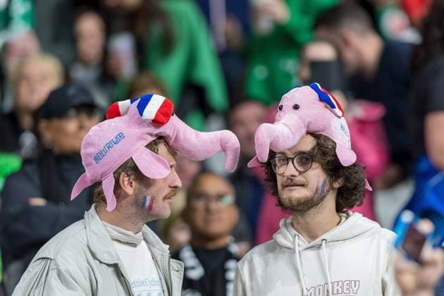 Sport Themen der Woche KW41 Sport Bilder des Tages 14-10-2023 Irlande - Nouvelle Zélande Denis TRASFI MAXPPP - (C) Denis TRASFI MAXPPP - au Stade de France le 07-10-2023 - Quart de finale de la Coupe du monde de rugby homme - Irlande - Nouvelle-Zélande - Men s Rugby World Cup quarter-final - Ireland - New Zealand - Supporter france avec des chapeaux éléphants roses Saint Denis October 14, 2023; Stade de France Rugby World Cup 2023. IRELAND ALL BLACKS -  Copyright: xMAXPPPxDenisxTRASFIx DTR202310144312 DTR202310144312