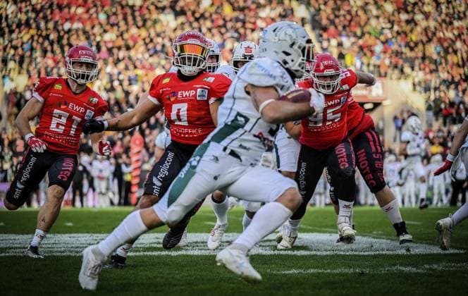 <p>Spieler der Potsdam Royals kämpfen gegen Spieler der Schwäbisch Hall Unicorns am Samstag, den 14. Oktober 2023. Endspiel um die Deutsche Meisterschaft im American Football im Stadion an der Hafenstraße. Es spielen die Potsdam Royals gegen Schwäbisch Hall Unicorns. Ein buntes Rahmenprogramm findet vor dem Spiel am Stadion. Deutschland NRW Essen Copyright: KerstinxKokoska