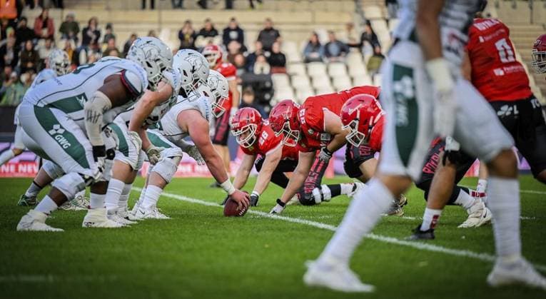 <p>Spieler der Potsdam Royals kämpfen gegen Spieler der Schwäbisch Hall Unicorns am Samstag, den 14. Oktober 2023. Endspiel um die Deutsche Meisterschaft im American Football im Stadion an der Hafenstraße. Es spielen die Potsdam Royals gegen Schwäbisch Hall Unicorns. Ein buntes Rahmenprogramm findet vor dem Spiel am Stadion. Deutschland NRW Essen Copyright: KerstinxKokoska