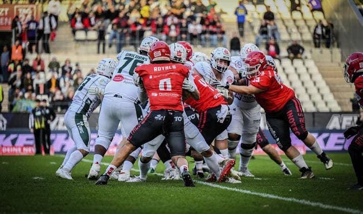 <p>Spieler der Potsdam Royals kämpfen gegen Spieler der Schwäbisch Hall Unicorns am Samstag, den 14. Oktober 2023. Endspiel um die Deutsche Meisterschaft im American Football im Stadion an der Hafenstraße. Es spielen die Potsdam Royals gegen Schwäbisch Hall Unicorns. Ein buntes Rahmenprogramm findet vor dem Spiel am Stadion. Deutschland NRW Essen Copyright: KerstinxKokoska