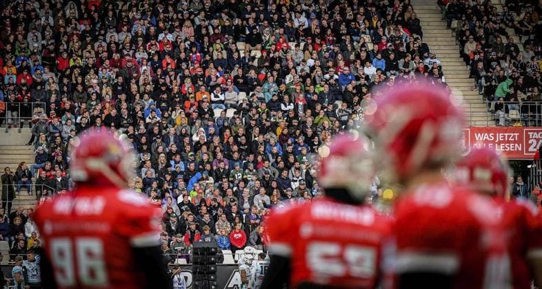 <p>Zuschauer im Stadion am Samstag, den 14. Oktober 2023. Endspiel um die Deutsche Meisterschaft im American Football im Stadion an der Hafenstraße. Es spielen die Potsdam Royals gegen Schwäbisch Hall Unicorns. Ein buntes Rahmenprogramm findet vor dem Spiel am Stadion statt. Deutschland NRW Essen Copyright: KerstinxKokoska