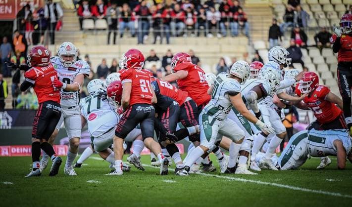 <p>Spieler der Potsdam Royals kämpfen gegen Spieler der Schwäbisch Hall Unicorns am Samstag, den 14. Oktober 2023. Endspiel um die Deutsche Meisterschaft im American Football im Stadion an der Hafenstraße. Es spielen die Potsdam Royals gegen Schwäbisch Hall Unicorns. Ein buntes Rahmenprogramm findet vor dem Spiel am Stadion. Deutschland NRW Essen Copyright: KerstinxKokoska