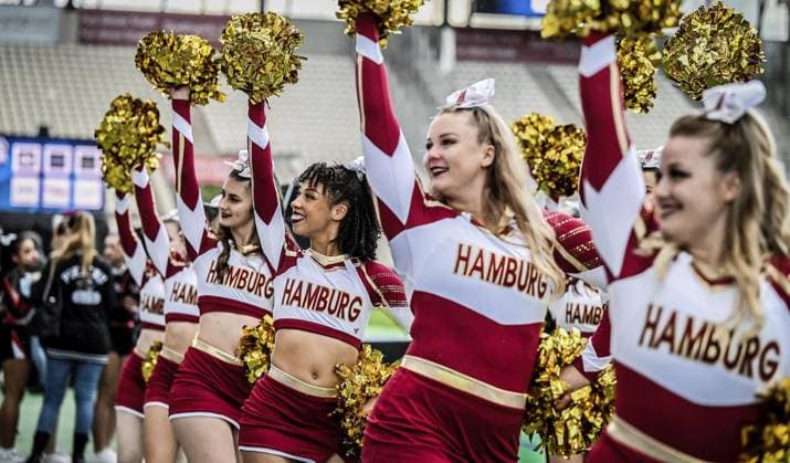 <p>Cheerleader tanzen im Stadion am Samstag, den 14. Oktober 2023 beim bunten Rahmenprogramm. Endspiel um die Deutsche Meisterschaft im American Football im Stadion an der Hafenstraße. Es spielen die Potsdam Royals gegen Schwäbisch Hall Unicorns. Ein buntes Rahmenprogramm findet vor dem Spiel am Stadion statt. Deutschland NRW Essen Copyright: KerstinxKokoska