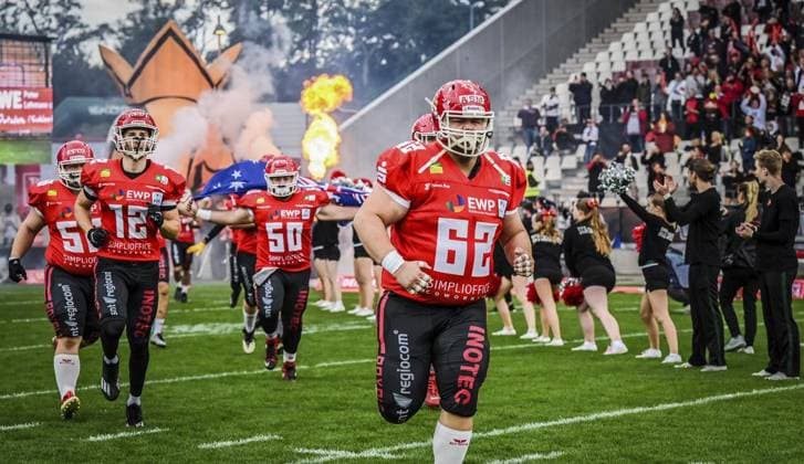 <p>Einlaufen der Spieler auf dem Platz am Samstag, den 14. Oktober 2023. Endspiel um die Deutsche Meisterschaft im American Football im Stadion an der Hafenstraße. Es spielen die Potsdam Royals gegen Schwäbisch Hall Unicorns. Ein buntes Rahmenprogramm findet vor dem Spiel am Stadion statt. Deutschland NRW Essen Copyright: KerstinxKokoska