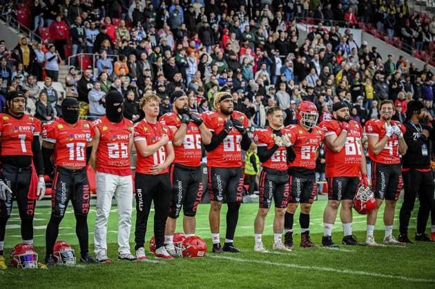 <p>Footballspieler singen die Nationalhymne am Samstag, den 14. Oktober 2023. Endspiel um die Deutsche Meisterschaft im American Football im Stadion an der Hafenstraße. Es spielen die Potsdam Royals gegen Schwäbisch Hall Unicorns. Ein buntes Rahmenprogramm findet vor dem Spiel am Stadion statt. Deutschland NRW Essen Copyright: KerstinxKokoska
