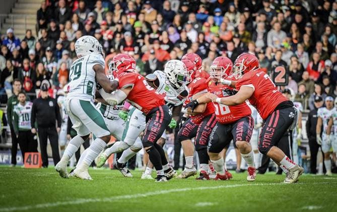 <p>Spieler der Potsdam Royals kämpfen gegen Spieler der Schwäbisch Hall Unicorns am Samstag, den 14. Oktober 2023. Endspiel um die Deutsche Meisterschaft im American Football im Stadion an der Hafenstraße. Es spielen die Potsdam Royals gegen Schwäbisch Hall Unicorns. Ein buntes Rahmenprogramm findet vor dem Spiel am Stadion. Deutschland NRW Essen Copyright: KerstinxKokoska