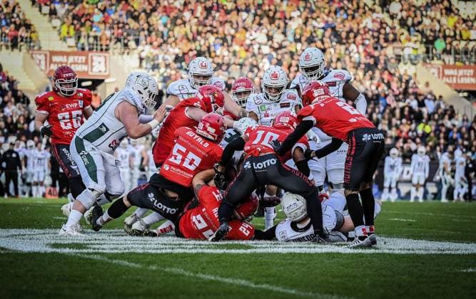 <p>Spieler der Potsdam Royals kämpfen gegen Spieler der Schwäbisch Hall Unicorns am Samstag, den 14. Oktober 2023. Endspiel um die Deutsche Meisterschaft im American Football im Stadion an der Hafenstraße. Es spielen die Potsdam Royals gegen Schwäbisch Hall Unicorns. Ein buntes Rahmenprogramm findet vor dem Spiel am Stadion. Deutschland NRW Essen Copyright: KerstinxKokoska