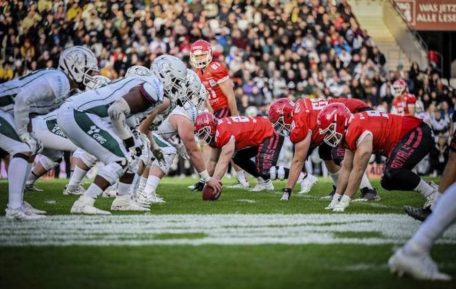 <p>Spieler der Potsdam Royals kämpfen gegen Spieler der Schwäbisch Hall Unicorns am Samstag, den 14. Oktober 2023. Endspiel um die Deutsche Meisterschaft im American Football im Stadion an der Hafenstraße. Es spielen die Potsdam Royals gegen Schwäbisch Hall Unicorns. Ein buntes Rahmenprogramm findet vor dem Spiel am Stadion. Deutschland NRW Essen Copyright: KerstinxKokoska