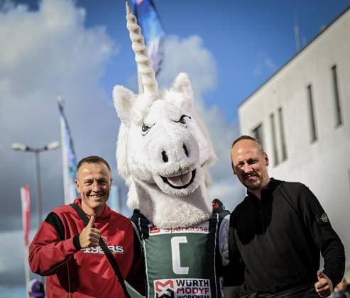 <p>Maskottchen mit Fans am Samstag, den 14. Oktober 2023. Endspiel um die Deutsche Meisterschaft im American Football im Stadion an der Hafenstraße. Es spielen die Potsdam Royals gegen Schwäbisch Hall Unicorns. Ein buntes Rahmenprogramm findet vor dem Spiel am Stadion statt. Deutschland NRW Essen Copyright: KerstinxKokoska