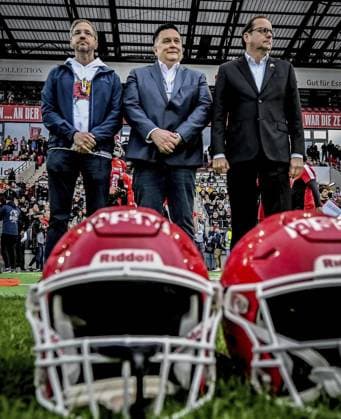 <p>Oberbürgermeister aus Potsdam Mike Schubert, AFVD-Präsident Fuad Merdanovic und Oberbürgermeister Thomas Kufen, von links, stehen auf dem Platz am Samstag, den 14. Oktober 2023. Endspiel um die Deutsche Meisterschaft im American Football im Stadion an der Hafenstraße. Es spielen die Potsdam Royals gegen Schwäbisch Hall Unicorns. Ein buntes Rahmenprogramm findet vor dem Spiel am Stadion statt. Deutschland NRW Essen Copyright: KerstinxKokoska