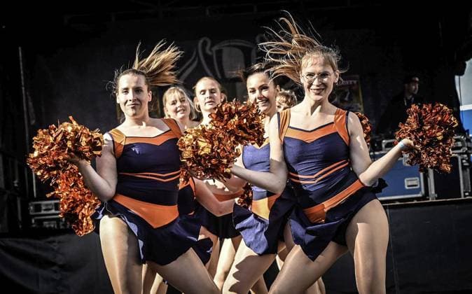 <p>Cheerleader tanzen vor dem Spiel in der Fanzone am Samstag, den 14. Oktober 2023 beim bunten Rahmenprogramm. Endspiel um die Deutsche Meisterschaft im American Football im Stadion an der Hafenstraße. Es spielen die Potsdam Royals gegen Schwäbisch Hall Unicorns. Ein buntes Rahmenprogramm findet vor dem Spiel am Stadion statt. Deutschland NRW Essen Copyright: KerstinxKokoska