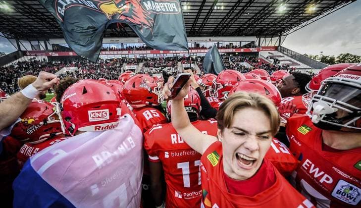 <p>Einlaufen der Spieler auf dem Platz am Samstag, den 14. Oktober 2023. Endspiel um die Deutsche Meisterschaft im American Football im Stadion an der Hafenstraße. Es spielen die Potsdam Royals gegen Schwäbisch Hall Unicorns. Ein buntes Rahmenprogramm findet vor dem Spiel am Stadion statt. Deutschland NRW Essen Copyright: KerstinxKokoska