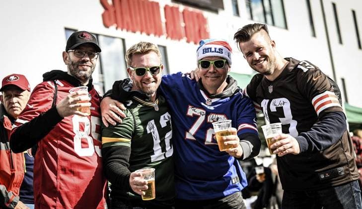 <p>Fans am Samstag, den 14. Oktober 2023. Endspiel um die Deutsche Meisterschaft im American Football im Stadion an der Hafenstraße. Es spielen die Potsdam Royals gegen Schwäbisch Hall Unicorns. Ein buntes Rahmenprogramm findet vor dem Spiel am Stadion statt. Deutschland NRW Essen Copyright: KerstinxKokoska