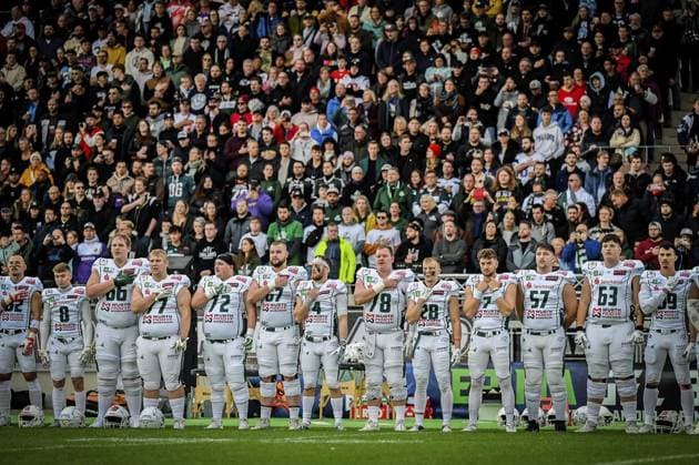 <p>Footballspieler singen die Nationalhymne am Samstag, den 14. Oktober 2023. Endspiel um die Deutsche Meisterschaft im American Football im Stadion an der Hafenstraße. Es spielen die Potsdam Royals gegen Schwäbisch Hall Unicorns. Ein buntes Rahmenprogramm findet vor dem Spiel am Stadion statt. Deutschland NRW Essen Copyright: KerstinxKokoska