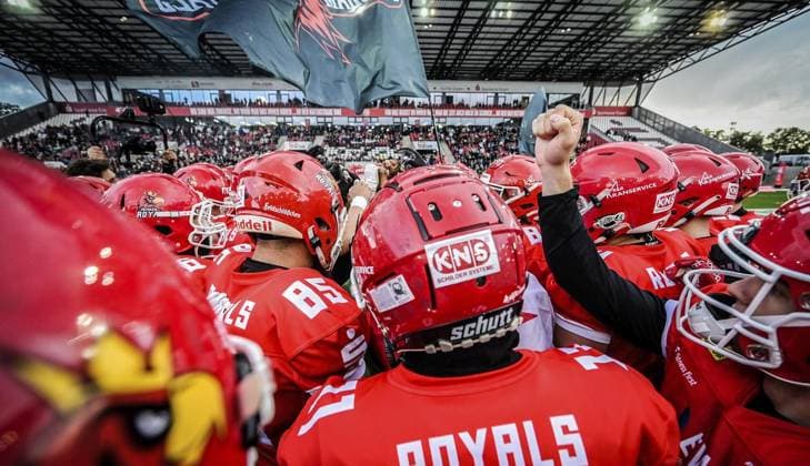 <p>Einlaufen der Spieler auf dem Platz am Samstag, den 14. Oktober 2023. Endspiel um die Deutsche Meisterschaft im American Football im Stadion an der Hafenstraße. Es spielen die Potsdam Royals gegen Schwäbisch Hall Unicorns. Ein buntes Rahmenprogramm findet vor dem Spiel am Stadion statt. Deutschland NRW Essen Copyright: KerstinxKokoska