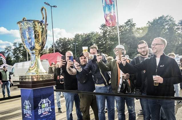 <p>Trophäe die Beule mit Fans am Samstag, den 14. Oktober 2023. Endspiel um die Deutsche Meisterschaft im American Football im Stadion an der Hafenstraße. Es spielen die Potsdam Royals gegen Schwäbisch Hall Unicorns. Ein buntes Rahmenprogramm findet vor dem Spiel am Stadion statt. Deutschland NRW Essen Copyright: KerstinxKokoska