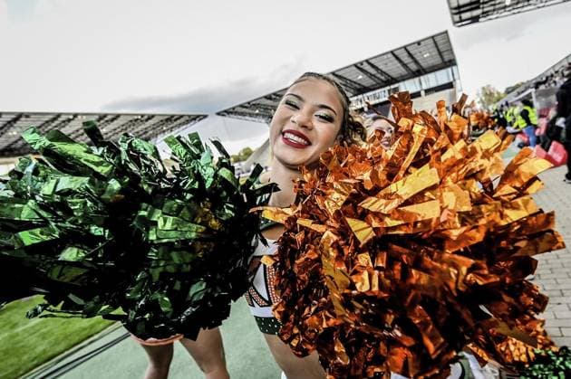 <p>Cheerleader tanzen im Stadion am Samstag, den 14. Oktober 2023 beim bunten Rahmenprogramm. Endspiel um die Deutsche Meisterschaft im American Football im Stadion an der Hafenstraße. Es spielen die Potsdam Royals gegen Schwäbisch Hall Unicorns. Ein buntes Rahmenprogramm findet vor dem Spiel am Stadion statt. Deutschland NRW Essen Copyright: KerstinxKokoska