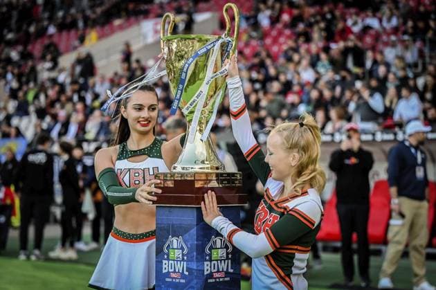 <p>Cheerleader bringen die Trophäe, Beule, ins Stadion am Samstag, den 14. Oktober 2023 beim bunten Rahmenprogramm. Endspiel um die Deutsche Meisterschaft im American Football im Stadion an der Hafenstraße. Es spielen die Potsdam Royals gegen Schwäbisch Hall Unicorns. Ein buntes Rahmenprogramm findet vor dem Spiel am Stadion statt. Deutschland NRW Essen Copyright: KerstinxKokoska