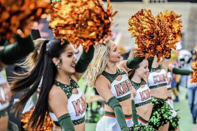 <p>Cheerleader tanzen im Stadion am Samstag, den 14. Oktober 2023 beim bunten Rahmenprogramm. Endspiel um die Deutsche Meisterschaft im American Football im Stadion an der Hafenstraße. Es spielen die Potsdam Royals gegen Schwäbisch Hall Unicorns. Ein buntes Rahmenprogramm findet vor dem Spiel am Stadion statt. Deutschland NRW Essen Copyright: KerstinxKokoska