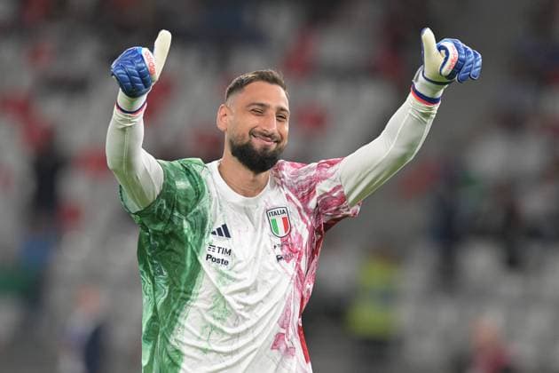 14th October 2023; Stadio San Nicola, Bari, Italy; International Football Group C Euro 2024 Qualifier, Italy versus Malta; Gianluigi Donnarumma of Italy thanks the fans  ActionPlus12564510 AllxShotxLive