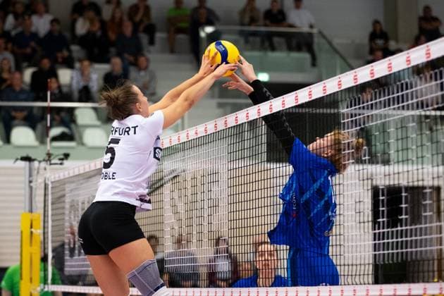 2 Bundesliga Women Pro Schwarz Weiss Erfurt vs TV Dingolfing Erfurt 14 10 2023 Isabella Noble 5 Schwarz Weiss Erfurt vs Mira Schrömer 16 TV Dingolfing 2 Bundesliga Women Pro Schwarz Weiss Erfurt vs TV Dingolfing Riethsporthalle Erfurt 14 10 2023 Copyright: xBEAUTIFULxSPORTS Duehringx