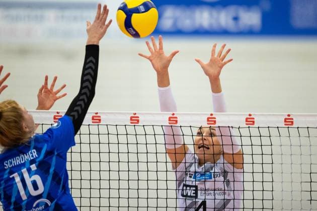 2 Bundesliga Women Pro Schwarz Weiss Erfurt vs TV Dingolfing Erfurt 14 10 2023 Mira Schrömer 16 TV Dingolfing vs Silvie Pavlova 4 Schwarz Weiss Erfurt 2 Bundesliga Women Pro Schwarz Weiss Erfurt vs TV Dingolfing Riethsporthalle Erfurt 14 10 2023 Copyright: xBEAUTIFULxSPORTS Duehringx