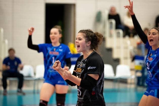 2 Bundesliga Women Pro Schwarz Weiss Erfurt vs TV Dingolfing Erfurt 14 10 2023 Cheers, Emma Sambale 7 TV Dingolfing 2 Bundesliga Women Pro Schwarz Weiss Erfurt vs TV Dingolfing Riethsporthalle Erfurt 14 10 2023 Copyright: xBEAUTIFULxSPORTS Duehringx