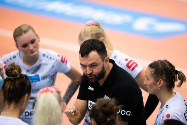 Mateusz Zarczynski coach Schwarz Weiss Erfurt 2 Bundesliga women Pro Schwarz Weiss Erfurt vs TV Dingolfing Riethsporthalle Erfurt 14 10 2023 Copyright: xBEAUTIFULxSPORTS Duehringx