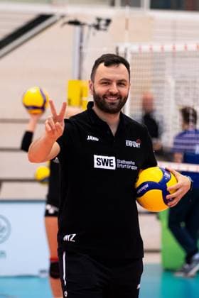 2 Bundesliga Frauen Pro Schwarz Weiss Erfurt vs TV Dingolfing Erfurt 14 10 2023 Mateusz Zarczynski Trainer Schwarz Weiss Erfurt 2 Bundesliga Frauen Pro Schwarz Weiss Erfurt vs TV Dingolfing Riethsporthalle Erfurt 14 10 2023 Copyright: xBEAUTIFULxSPORTS Duehringx