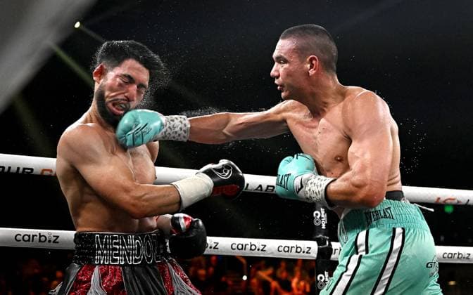 Bilder des Jahres 2023, Sport 10 Oktober Sport Themen der Woche KW41 Sport Bilder des Tages BOXING TSZYU MENDOZA, Tim Tszyu of Australia strikes Brian Mendoza of the USA during the WBO super welterweight world title fight at the Gold Coast Convention and Exhibition Centre on the Gold Coast, Sunday, October 15, 2023. ( NO ARCHIVING, EDITORIAL USE ONLY, NO USE IN BOOKS WITHOUT CONSENT GOLD COAST QUEENSLAND AUSTRALIA  Copyright: xDAVExHUNTx 20231015001852602592